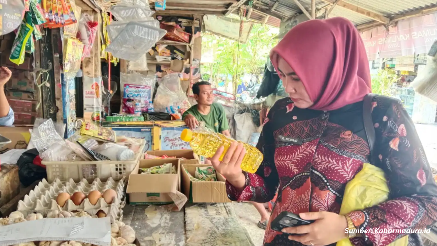 Warga Pamekasan Mengeluh, Harga Telur Melonjak dan Pertalite Sulit Didapat