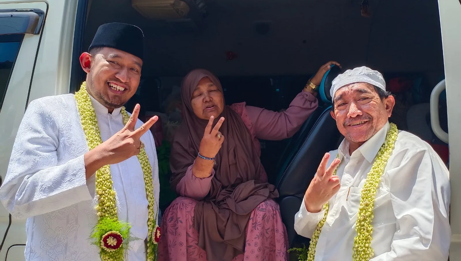 Pasangan FAHAM Terima Restu dan Dukungan Nyai Hj. Isya’iyah Pengasuh Ponpes Salafiyah Syafi’iyah Sukorejo