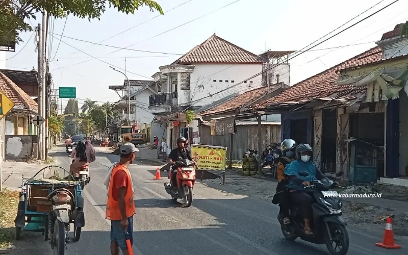 Jalan Jamaluddin kabupaten Sampang Jadi Sasaran Pembenahan Drainase, Pengendara Diminta Waspada